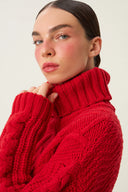 Chalet 08: كنزة نسائية حمراء بتريكو مضفّر